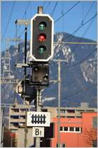 Ausfahrsignal in Domat/Ems Richtung Chur. Bei tiefstehender Sonne muss man schon genau hinschauen, rot oder grün? (26.01.2016)