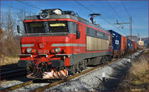 SŽ 363-012zieht Containerzug durch Maribor-Tabor Richtung Koper Hafen. /27.1.2016