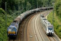 251 005 bespannt einen Zug aus Hartmannsdorf. Am Völkerschlachtdenkmal begegnet der Kesselug dem 1 442 110 als 37624 Stötteritz - Messe. Leipzig, 21. Juli 2015.