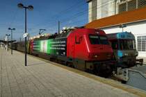 5617-4 mit Werbung für Wifi im Zug im schönen Bahnhof von Faro in de Algarve. Frühlingshafte Temperaturen am 27.01.2016.
