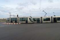 Seit 2011 verbindet eine Straßenbahn mit zwei Linien die Städte Rabat und Sale. Fotografiert am 28.01.2016. Hier begegnen sich Alstom Citydis auf der Avenue Hassan II.