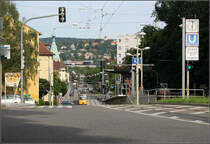 . Perspektivisch verkleinert -

Fast wie ein Modell wirkt die Stadtbahn mit der die ganze Bildbreite in Anspruch nehmenden Straßen im Vordergrund. Ein Zug der Linie U2 erreicht gleich den Hochbahnsteig der Station Russischen Kirche im Stuttgart Westen. Heute fährt hier die Linie U4.

17.06.2007 (M)