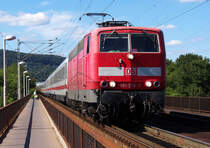 Das waren noch Zeiten als IC Züge durch das Moseltal rollten. 181 219 ist mit IC Norddeich Mole - Luxemburg unterwegs und wird gleiche Trier Hbf. erreichen. Die Zweisystemlok ist von Koblenz bis Luxemburg am Zug. 22.07.2012 Bahnstrecke 3010 Koblenz - Perl Grenze auf der Moselbrücke in Pfalzel.