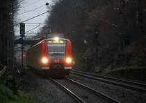 Die Rhein Niers Bahn (RB33) kommt die Kohlscheider-Rampe hoch aus Duisburg-Hbf,Heinsberg-Rheinand nach Aachen-Hbf und hält in Kohlscheid und fährt in Richtung Richterich,Laurensberg,Aachen-West,Aachen-Schanz,Aachen-Hbf.
Aufgenommen von Bahnsteig 2 in Kohlscheid. 
Bei Nieselregen und Sturm am Morgen vom 1.2.2016.