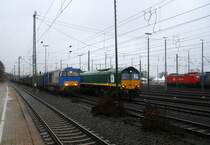 272 402-9 von Railtraxx steht in Aachen-West mit einem langen Coilzug aus Linz-Voestalpine(A) nach Antwerpen-Waaslandhaven(B). 
Aufgenommen vom Bahnsteig in Aachen-West.
Bei Regenwetter am Morgen vom 1.2.2016.












