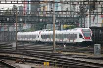 Einfahrt am 25.10.201 von RABe 523 041 zusammen mit einem unbekannten RABe 522 in den Bahnhof von Basel SBB als S3 (Porrentruy - Olten).