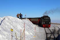 Blick aus dem in den Brockenbahnhof einfahrenden IG HSB-Sonderzug am 13.02.2015 (Bild 1). Die ersten Fotografen stehen schon gespannt bereit, um sich dieses Ereignis nicht entgehen zu lassen!