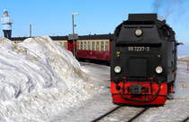 Blick aus dem in den Brockenbahnhof einfahrenden IG HSB-Sonderzug am 13.02.2015 (Bild 2). 99 7237 hat bereits umgesetzt und steht mit P8926 zur Rückfahrt nach Drei Annen Hohne bereit.