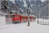 RE1335 mit Ge 4/4 II 612  Thusis  nach St.Moritz zwischen Klosters Dorf und Platz. (04.02.2016)