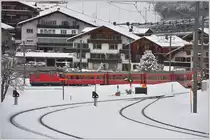 RE1335 mit Ge 4/4 II 612  Thusis  nach St.Moritz in Klosters Dorf beim Übergang zur neuen Doppelspur Richtung Klosters Platz. (04.02.2016)