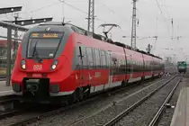Bei einsetzendem Regen hatte 442 843-9 als RB 12(RB 13260)von Ribnitz-Damgarten West nach Rostock Hbf im Rostocker Hbf.05.02.2016