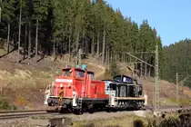 363 678-4 Railsystems RP wird von 295 076-4 über die Frankenwaldrampe bei Steinbach gezogen am 03.11.2015.
