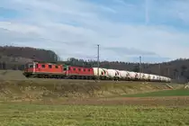Re 4/4 II 11278 und Re 6/6 11626 befinden sich am 30.01.2016 mit einem Güterzug bei Rafz.