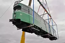 Am 1.Februar 2016 beginnt der Verlad der letzten Be 4/6 Düwag nach Belgrad. Einzig die Be 4/6 627 und 628 bleiben als Oldtimer in Basel. Hier wird der Be 4/6 626 von einem Kran der Firma Welti-Furrer auf den Eisenbahnwagen gehoben. Die Aufnahme stammt vom 01.02.2016.