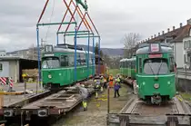 Am 1.Februar 2016 beginnt der Verlad der letzten Be 4/6 Düwag nach Belgrad. Einzig die Be 4/6 627 und 628 bleiben als Oldtimer in Basel. Hier wird der Be 4/6 626 von einem Kran der Firma Welti-Furrer auf den Eisenbahnwagen gehoben. Daneben steht der Be 4/6 645. Die Aufnahme stammt vom 01.02.2016.