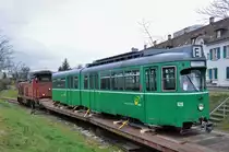 Am 1.Februar 2016 beginnt der Verlad der letzten Be 4/6 Düwag nach Belgrad. Einzig die Be 4/6 627 und 628 bleiben als Oldtimer in Basel. Hier ist der Be 4/6 626 fertig gesichert. Mit der Bm 4/4 18414 verlässt der Be 4/6 626 das Areal Richtung Bahnhof SBB. Die Aufnahme stammt vom 01.02.2016.