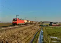 152 046 mit einem Güterzug am 26.01.2016 bei Stephansposching. 