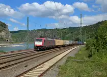 185 600 mit einem Containerzug am 10.09.2015 bei St. Goarshausen. 