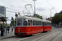 L4 548 + l3 1852 als Linie G2 vor der 150 Jahre Wiener Straßenbahn Parade am Schwedenplatz, 27.09.2015

