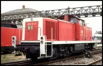 Rangierlok 290124 stellte am 26.6.1993 die Fahrzeuge für das Bahnhofsfest in Sinsheim an die vorgesehenen Ausstellungsplätze.