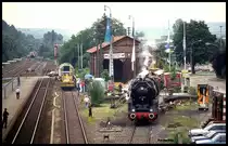 Blick am 26.6.1993 von der Fußgängerbrücke auf das Museumsgelände der Eisenbahnfreunde Kraichgau. Vorn unter Dampf ist 503673 zu sehen.