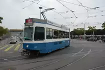 Diese Tram 2000  2075  fährt am 14.10.2015 auf der Linie 2 zum Farbhof. Aufgenommen in Zürich, Bürkliplatz.
