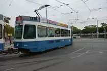Diese Tram 2000  2029  fährt am 14.10.2015 auf der Linie 2 zum Farbhof. Aufgenommen in Zürich, Bürkliplatz. 