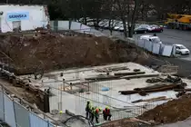 Blick auf die Baustelle für das neue EG Karlovy Vary.08.02.2016  09:06 Uhr.
Die Baustelle ist relativ gut abgesperrt und ließ sich nur so leicht schräg von der
Fußgängerbrücke aufnehmen, oder aus dem Gleis.
Wenn ein neues EG gebaut wird ist die Baugrube der Beginn.