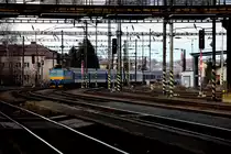 Ein Schnellzug aus Cheb nach Praha fährt in Karlovy Vary ein. 08.02.2016
09:10 Uhr. Geführt von einer Lok der Reihe 362.