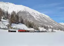 Ge 6/6 II 701 mit einem Güterzug am 18.01.2016 bei Samedan. 