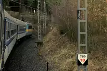 Der Schnellzug  Salubia  aus Cheb taucht in das kurvenreiche Seitental der Bystrice ein, um in wenigen Minuten in Ostrov nad Ohri zu halten. 08.02.2016  09:23 Uhr.  
