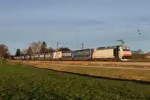 186 443 von Lokomotion mit dem 41851 kurz nach Sonnenaufgang am 6. Februar 2016 bei Übersee.