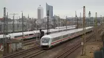 Mit der Leipziger Stadtkulisse im Hintergrund (Messe Hoch Haus, Panorama Tower & Leipzig Hbf) IC 2186 nach Berlin Hbf (tief), Steuerwagen (D-DB 61 80 80-91 150-5 Bpmmbdzf) Vorraus durchfährt gerade die Abstellgruppe an der Berliner Straße des Leipzig Hbf 09.02.2016