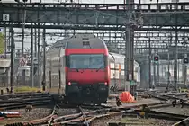 Nachschuss auf Bt 50 85 26-94 925-2, der am 25.10.2014 am Schluss einer IC 2000 Garnitur mit der Zuglok Re 460 014-4  AIR 14  aus dem Bahnhof von Basel SBB fuhr.