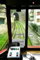 Die Ferrovia a cremagliera Principe-Granarolo in Genua. Hier rattert die Zahnradbahn durch den einzigen Tunnel auf der Strecke. Eine Fahrkarte für 100 Minuten konnte man an der Talstation im Kiosk nebenan für günstige 1,50 Euro erstehen. 
Am 8.2.16 war sicher keine Touri Saison, und so gesellten sich nur ein paar einheimische Fahrgäste dazu. Angeblich bietet die Kabine Platz für 45 Passagiere. Dann gehts bestimmt recht eng drin zu. Taschendiebe Willkommen.