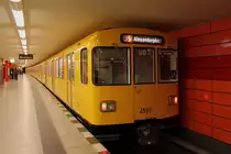 Die U-Bahnwagen 2590/2591 der Bauart F 76 E auf der Linie U 5 von Hönow nach Alexanderplatz beim Halt am 08.02.2016 in der Station Frankfurter Allee.
Die Wagen wurden 1976 bei Orenstein & Koppel gebaut und im Jahre 2015 modernisiert.

