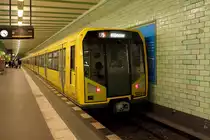 Der U-Bahnzug 5026 der Bauart H 97 auf der Linie U 5 von Alexanderplatz nach Hönow beim Halt am 08.02.2016 in der Station Samariterstraße.
Der Zug wurde 1998 bei Adtranz gebaut.
