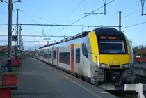 Während einer Baustelle auf der Strecke 50a wurden IC-Züge aus Genk über Lichtervelde umgeleitet und fuhren nicht weiter als Brügge. Ein Sonderzug (hier AM 08116 Desiro) pendelte ausnahmsweise zwischen Brügge und Knokke. Foto vom 7. Februar 2016.
