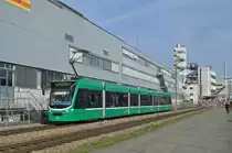 Be 6/8 Combino 303, der als erster eine Revision erhalten hat, auf der Linie 14, fährt zur Haltestelle Lachmatt. Die Aufnahme stammt vom 06.02.2016.