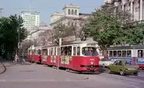 Wien WVB SL AK (E1 4472 + c2 10xx) Schottenring / Wipplingerstraße am 30. April 1976. - Scan von einem Farbnegativ. Film: Kodacolor II. Kamera: Minolta SRT-101.