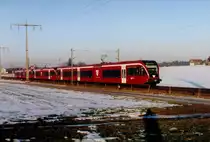 RM: Verstärkte S-Bahn bestehend aus zwei RABe 526 (280-286) und einem RABe 526 (260-265) bei Lyssach auf der Fahrt nach Bern im Dezember 2004.
Foto: Walter Ruetsch