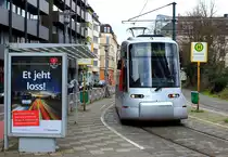 An der Endhaltestelle Kirchfeldstraße wartet der NF8U 3315 am 12.02.2016 auf die Abfahrt in Richtung Gerresheim. Das Plakat an der Wartehalle wirbt mit dem Spruch  Et jeht loss  für das  Netz met Häzz  (auf hochdeutsch  Es geht los  bzw.  Netz mit Herz ), das am kommenden Wochenende auch diese Wendeschleife überflüssig machen wird.