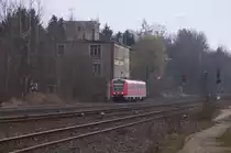 Am 17.03.2014 ist 612 065 auf der Relation Nürnberg - Dresden unterwegs.
Der RE hat gerade den Keilbahnhof und Bahnknoten Oberkotzau durchfahren und passiert gerade das Gebäude der ehemaligen Presshefe und Spiritusfabrik Scheibe und Scherdel Oberkotzau: In wenigen Minuten wird Hof Hbf. erreicht. Auch die Fabrik hatte früher einen Bahnanschluss. Die Güterwagen wurden im Anschluss per Seilzug befördert! Die Wagen wurden von der DB bereitgestellt und anschließend mit dem Seil in das Werksgelände gezogen. Die Wagen mussten in einer festgelegten Reihenfolge bereitgestellt werden! Die Produktion von Hefe und Schnaps in der Fabrik endete Mitte der 70er Jahre.
