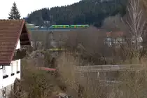 Heute am 14.02.2016 nahm ich aus größerer Entfernung von Innenstadt von Regen aus die doppelte Waldbahn-Garnitur auf die am östlichen Stadtrand über diese Brücke Regen verlässt.