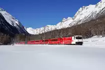 Normalerweise benötige ich einige Anläufe, um eine neue Werbelok zu erwischen. Bei der neu gestalteten Ge 4/4 III 645 der RhB gelang mit dies hingegen im ersten Anlauf. Ich konnte sie am 11.02.2016 bei klirrender Kälte kurz vor Bever aufnehmen.