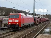 
Die 152 098-0 (91 80 6152 098-0 D-DB) der DB Schenker Rail Deutschland AG fährt am 08.02.2016 mit einem Großohre beladenen Güterzug, durch dem Bahnhof Kreuztal in Richtung Hagen. Den Güterzug hatte sie kurz zuvor im Rangierbahnhof Kreuztal übernommen. 

Nochmal einen netten Gruß an den freundlichen Lokführer zurück.