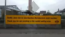 Rauchfreie Wartehäuschen! => Danke, dass Sie im überdachten Wartebereich nicht rauchen! Mit dieser Bitte wendet sich die Plauener Straßenbahn GmbH an ihre Fahrgäste und möchte jetzt für qualmfreie Wartehäuschen an den Haltestellen sorgen. | Fotoaufnahme:13.02.2016 |