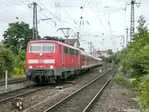 Zwischen dem Bahnhof Ansbach und der Trennung der Strecken nach Crailsheim und Würzburg liegen auf etwa 500 Meter Länge nur drei Gleise. 111 164 zog am 21.8.09 einen RE von Stuttgart nach Nürnberg durch diesen Bereich.
