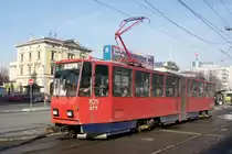 Serbien / Straßenbahn Belgrad / Tram Beograd: Tatra KT4YU - Wagen 277 der GSP Belgrad, aufgenommen im Januar 2016 am Hauptbahnhof von Belgrad.