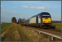 Die bei der MRB im Einsatz stehende DE2000-02 trägt noch die Lackierung der NOB als sie am 13.02.2016 mit MRB 74781 Richtung Chemnitz unterwegs ist. Kurz vor Geithain passiert der RE einen Einschnitt.